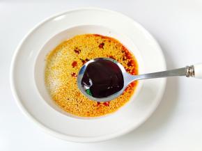 蚝油两勺，盐半勺，鸡精一勺，白糖。