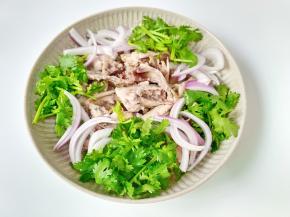 把切好的鸡架，洋葱，香菜放一起