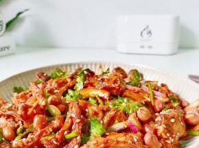 加上花生米拌均匀即可享用！