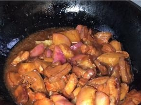 十分钟后，淋入生抽拌匀，大火收汁即可