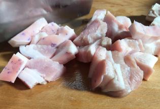 五花肉洗净后切成小块，备用