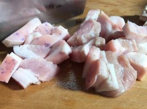 五花肉洗净后切成小块，备用