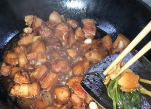 20分钟后，打开锅盖，取出葱姜蒜丢弃