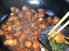 20分钟后，打开锅盖，取出葱姜蒜丢弃
