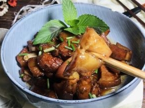吃一块桃肉软糯香甜