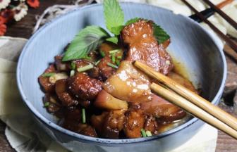 来一块红烧肉鲜香不腻，软滑可口