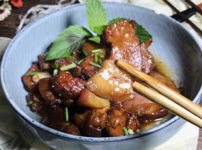 来一块红烧肉鲜香不腻，软滑可口
