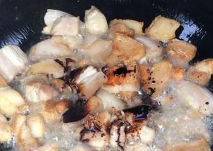 加入老抽，翻炒均匀