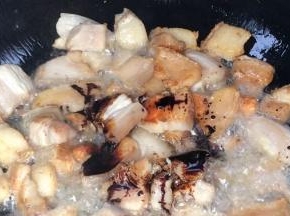 加入老抽，翻炒均匀