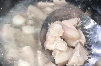 捞出沥干水分，备用