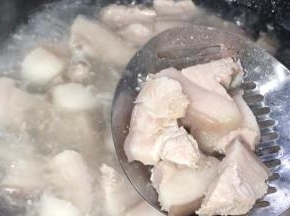 捞出沥干水分，备用