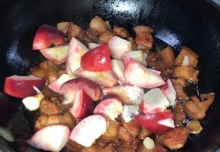 倒入桃子，加入盐拌匀煮沸，继续焖10分钟