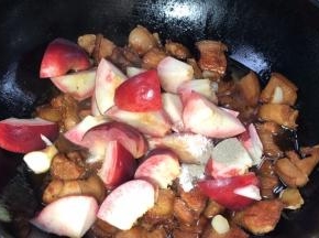 倒入桃子，加入盐拌匀煮沸，继续焖10分钟