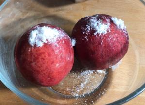 再来清洗桃子，桃子用盐搓去桃毛，再冲洗干净