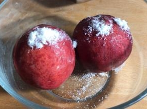再来清洗桃子，桃子用盐搓去桃毛，再冲洗干净