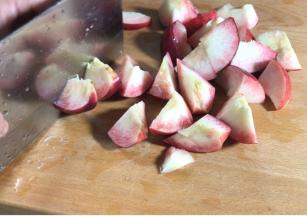 去核，再切成小块备用