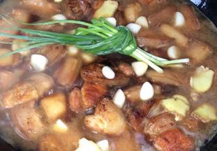 加入胡椒粉好适量清水，放入葱姜蒜煮沸，盖上锅盖小火焖20分钟