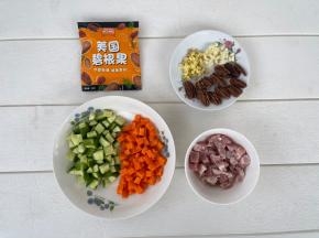 1.瘦肉、胡萝卜、小青瓜分别切丁，切姜蒜末，美国碧根果数粒。