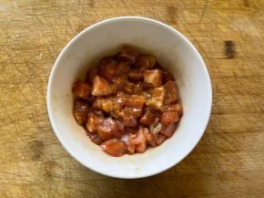 肉丁加盐、生抽、老抽、生粉、油一起拌匀，腌制十分钟。