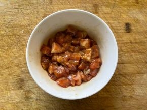 肉丁加盐、生抽、老抽、生粉、油一起拌匀，腌制十分钟。