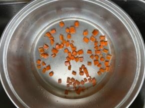 开水中加点油，下萝卜丁焯烫1分钟。