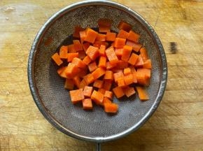 捞起冲个冷水澡。