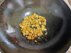 先炒香姜、蒜，下肉丁炒至变色盛出。