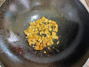 先炒香姜、蒜，下肉丁炒至变色盛出。