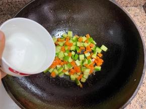 加少许水煮熟。