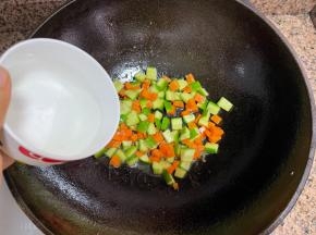 加少许水煮熟。