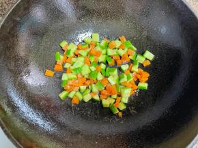 5.留底油下青瓜、胡萝卜，先炒2分钟。