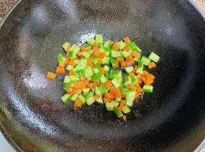 5.留底油下青瓜、胡萝卜，先炒2分钟。