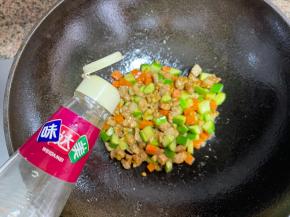 下肉丁炒，淋料酒、盐。