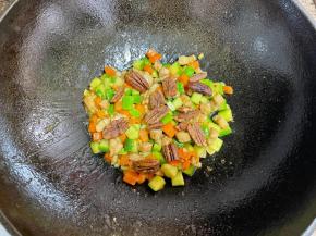 放美国碧根果翻炒几下出锅。