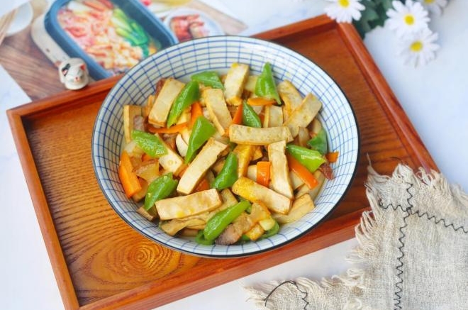 辣椒炒花石香干