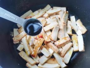 锅中热油，放入香干翻炒1分钟，加一勺盐，一勺生抽，