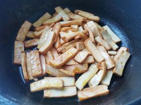 炒至入味捞出备用。