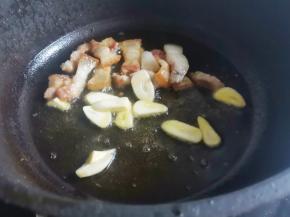 放入大蒜爆香，