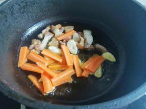 加入胡萝卜炒软，