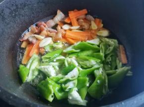 加入辣椒炒至断生，加一小勺盐，