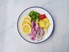 柠檬洗净去籽切片，辣椒切滚刀块，洋葱切条，姜蒜切片。