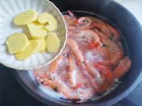 洗净的虾下锅加姜片