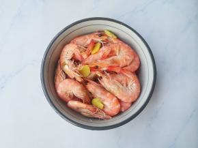 捞出过凉开水，放入碗中，