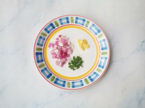 洋葱切小块，葱切葱花，姜切小块。