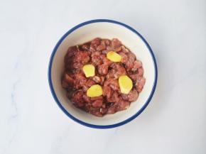 牛肉切丁，加1勺生抽，一勺料酒，一勺橄榄油，加姜片拌匀腌制10分钟备用。