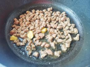 锅中热油，腌制好的牛肉炒至变色捞出。