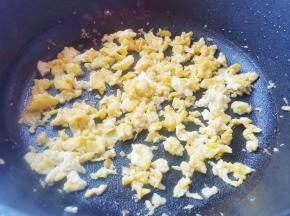 鸡蛋煎熟铲碎盛出备用。