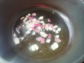 另起锅热油，放入洋葱炒香，