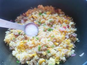 加一勺盐炒匀就可以开吃了!
