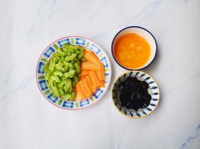 苦瓜去囊切片，胡萝卜切片，木耳温水泡发，鸡蛋打入碗中打散备用。